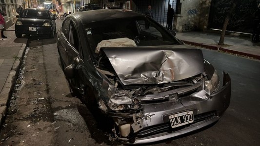 Chocó y dejó cuatro autos destruidos cuando huía de la Policía en contramano y a gran velocidad