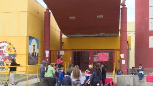 Toman una escuela en reclamo por seguridad y mejoras edilicias