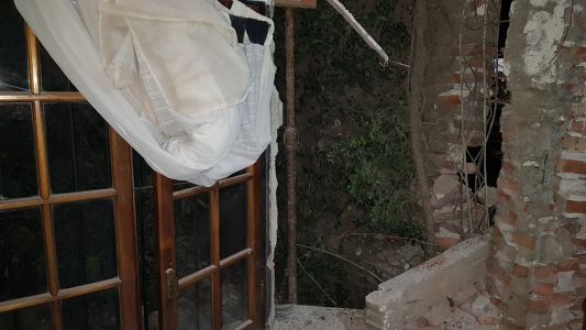 Así está la vivienda de Villa El Libertador que fue chocada por un colectivo de TAMSE