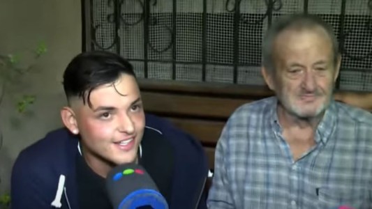 Carlos se reencontró con los jóvenes que detuvieron al ladrón de la bicicleta