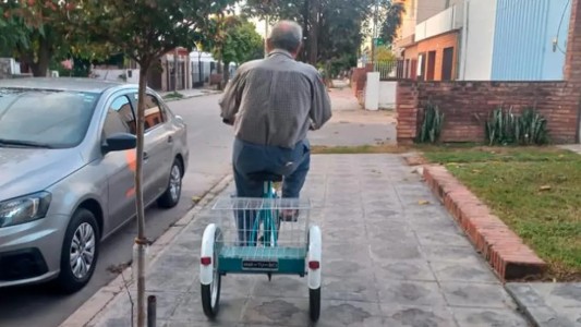 Vecinos solidarios regalan tricicleta al jubilado defendido en robo en Barrio Ituzaingó