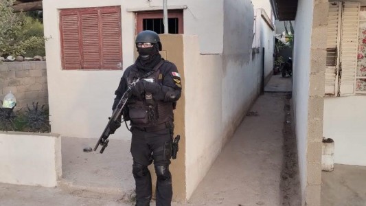 La Carlota: Una mujer guardaba cocaína en la heladera y otra salía a vender drogas en la moto con su bebé