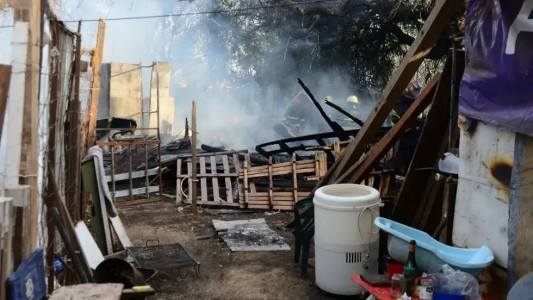 Vecinos de Córdoba rescatan a embarazada en medio de un incendio en barrio La Tablita