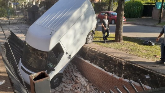 Una furgoneta se incrustó en una casa en barrio Jardín Espinoza