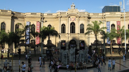 Apuñalaron a un joven para robarle el celular frente a Patio Olmos