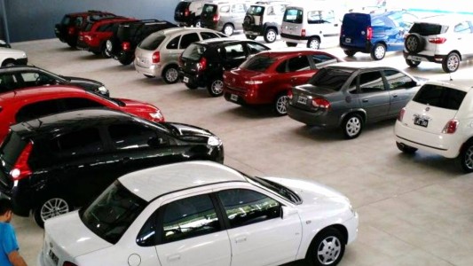 Asaltaron concesionaria y usan sus cheques como forma de pago