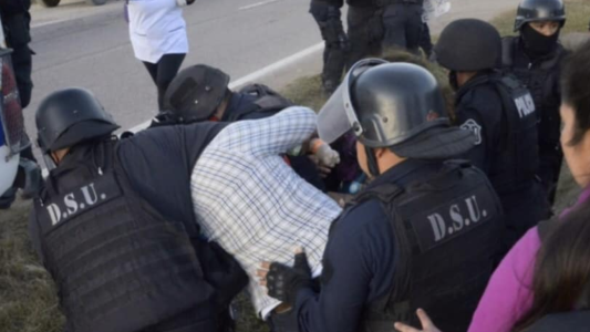 Veinte docentes fueron detenidos por cortar el acceso a la ciudad de Salta