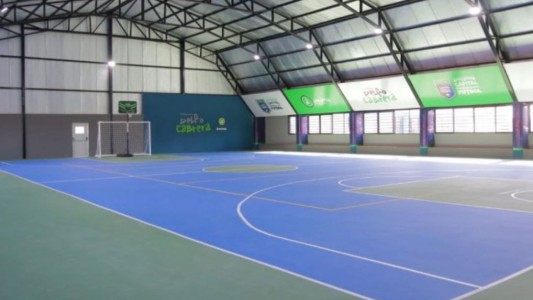 Fue a jugar al fútbol, se le cayó el arco encima y murió: tenía 14 años