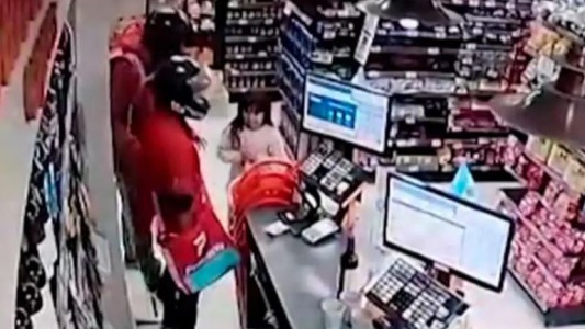 Impactante: niña de 8 años quedó en medio de un robo a mano armada