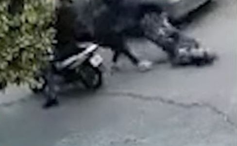 Indignante: ladrones golpean violentamente a una mujer para robarle