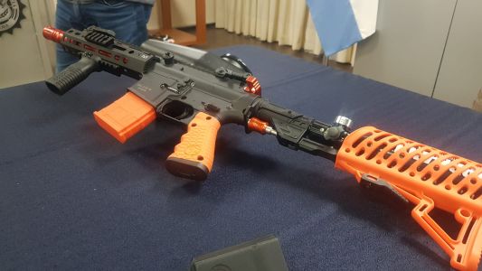 Un especialista en seguridad analiza las nuevas armas no letales de la policía de Córdoba