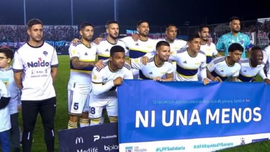 A horas del veredicto del juicio por violencia de género, Sebastián Villa posó con una bandera de “Ni una menos”
