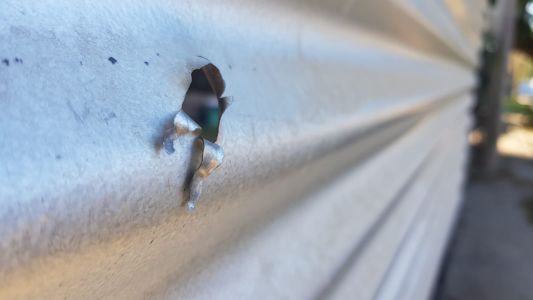 Le quisieron robar la moto y se defendió a los tiros