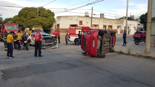 Siniestro vial en barrio Observatorio: Tres heridos y autos dañados