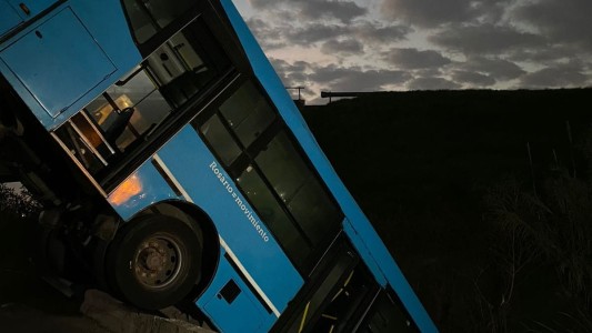 Impactante: un colectivo desbarrancó y quedó suspendido en un arroyo en Rosario