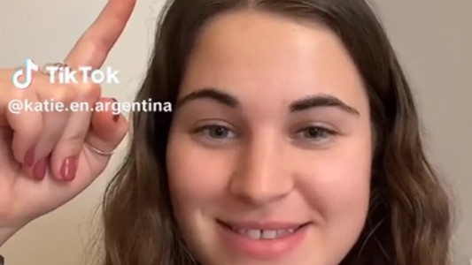 Es yanqui, vive en Argentina, explicó por qué cena a las 19 y se volvió viral