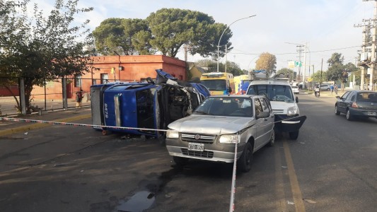 Espectacular choque en cadena y vuelco de un patrullero en Avenida Juan B. Justo