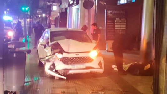 Quiso evitar que le robaran el celular en pleno centro, aceleró y chocó contra un edificio
