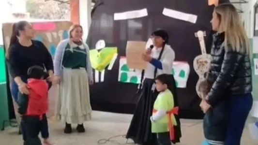 Desbarrancó: una maestra jardinera recitó una copla subida de tono y se viralizó en redes