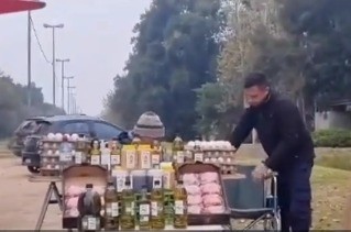 Video emotivo: una vecina le regaló una silla de ruedas a un puestero y estallaron las redes