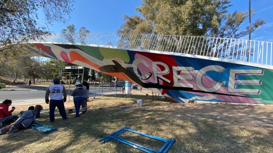 Intervienen artísticamente el puente que une el Parque de las Tejas con el Parque Sarmiento
