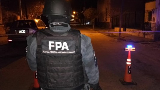 Detuvieron a dos personas que vendían droga en una escuela