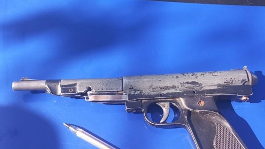 Un alumno asistió a la escuela con un arma de aire comprimido