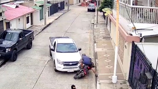 Video: un ciudadano atropelló cuatro veces a un motochorro que intentó asaltar a una mujer