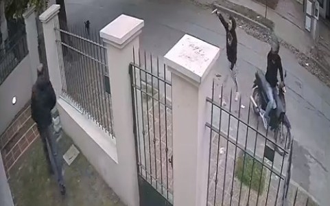 Video: motochoros intentaron robarle, se defendió a bidonazos y le tiraron a matar