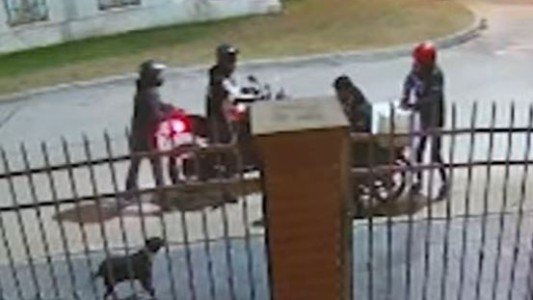 Asalto piraña: le robaron hasta el casco y la comida a un delivery