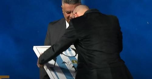 Sorpresa en los Martín Fierro: regalo de la Scaloneta a Abel Pintos