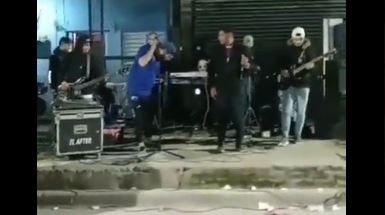 El cantante de un grupo de cumbia que tocaba en la calle recibió un disparo en la frente