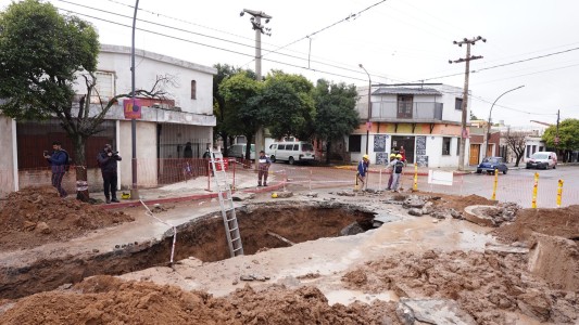 Barrio Colón: apareció un cráter en el medio del pavimento y sorprendió a los vecinos