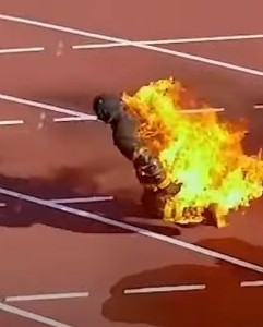 Un bombero impuso un nuevo récord al correr 100 metros prendido fuego