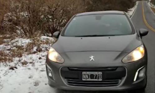 Una familia desesperada tras sufrir el robo de su auto a punta de pistola