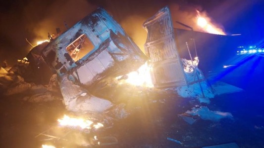 Un muerto tras triple choque de camiones, vuelco e incendio en Vicuña Mackenna