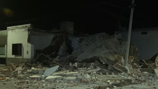 Explosión y derrumbe en Oliva: rescataron a tres menores y una mujer