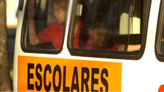 De no creer: el chófer de un transporte escolar abandonó a un grupo de niños