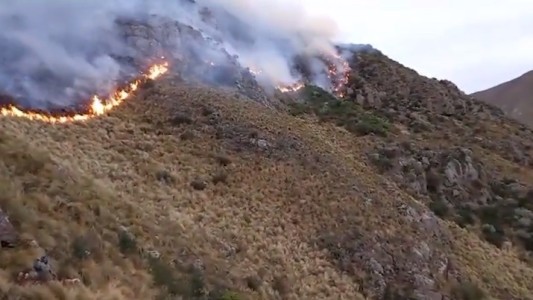Incendio en el cerro Uritorco: varias familias fueron evacuadas