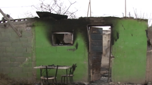 Destruyeron y quemaron la casa de una familia