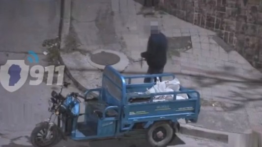 Filmaron a un hombre mientras robaba tapas de alcantarillas, lo persiguieron y fue detenido