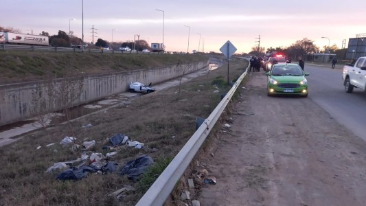 Una mujer perdió el control de su auto y cayó al desagüe de Circunvalación