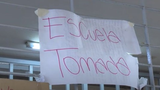 Padres y alumnos toman la escuela Niñas de Ayuhuma en barrio Argüello