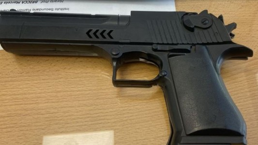 Un alumno de primer año llevó una réplica de arma de fuego al colegio y generó un revuelo