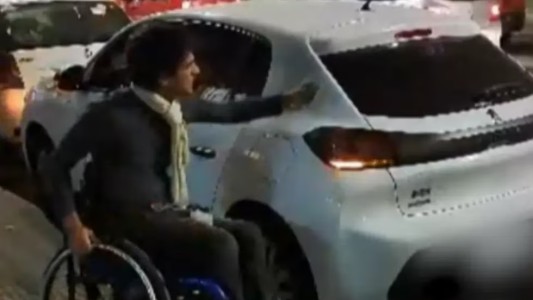 Infractor enfurecido: estacionó sobre una rampa para discapacitados y reaccionó contra un chico en silla de ruedas