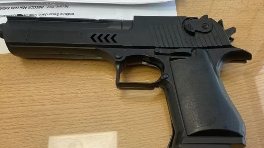 Un niño llevó una réplica de arma de fuego a la escuela, se sacó una foto y la viralizó