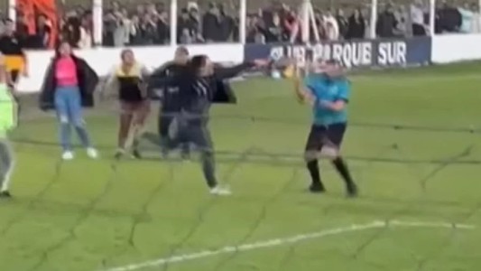 Video: dos mujeres agarraron a patadas a un árbitro en la final de una liga regional