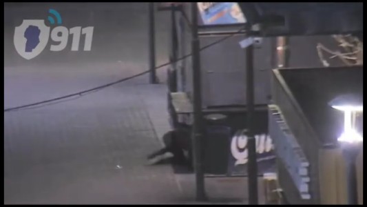 Video: un hombre quiso robar un puesto de comida en Mercado Norte y terminó detenido