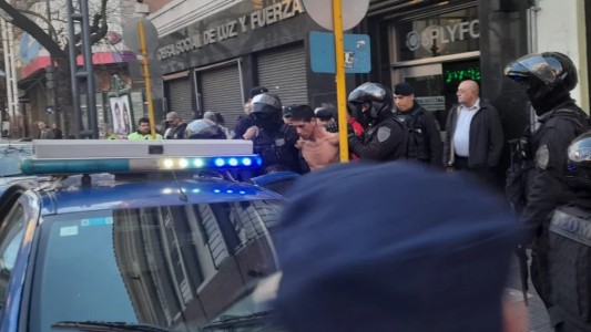 Golpeó a una policía, le robó el arma y fue detenido