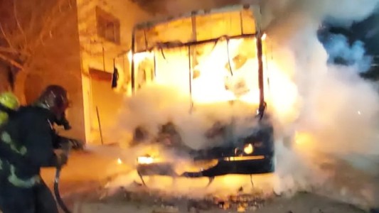 Impactante choque e incendio entre un colectivo de ERSA y un remis